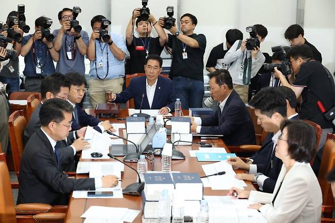 김주영 국회 환경노동위원회 소위원장이 지난 28일 서울 여의도 국회에서 열린 '노란봉투법(노동조합 및 노동관계조정법 2·3조 개정안)' 관련 제1차 고용노동법안심사소위원회에서 의사봉을 두드리고 있다. 뉴시스
