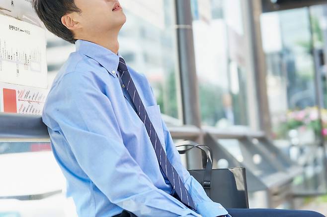 평소 스트레스로 입을 앙다물고 턱에 힘을 꽉 주고 있을 때가 많다면 턱관절 장애로도 이어질 수 있어 주의가 필요하다. 게티이미지뱅크.