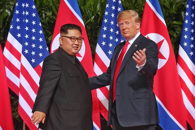 2018년 6월12일 싱가포르 제1차 북-미 정상회담 당시 김정은 북한 국무위원장과 도널드 트럼프 미국 대통령. 싱가포르 공보부 누리집 갈무리
