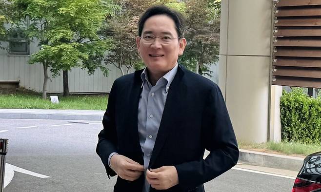 이재용 삼성전자 회장이 29일 서울 강서구 서울김포비즈니스항공센터(SGBAC)를 통해 워싱턴으로 출국하고 있다. 연합뉴스