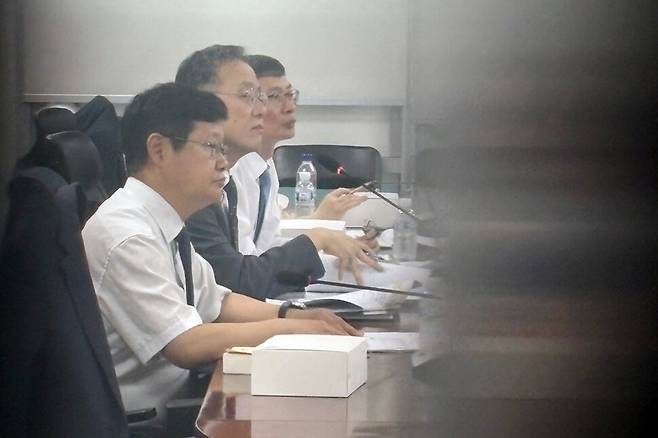 이형일 기획재정부 1차관(왼쪽 두번째)이 29일 서울 여의도 국회 의원회관에서 열린 세제 개편안 마련을 위한 비공개 당정협의회에서 발언하고 있다. 연합뉴스