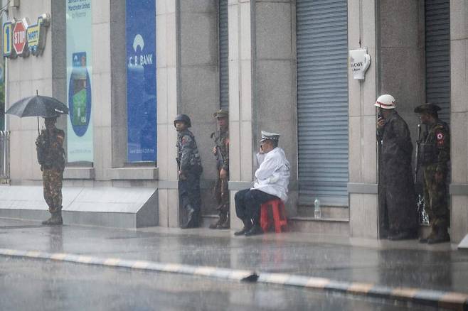 미얀마의 독립 영웅을 기리는 제78차 순교자의 날을 맞은 2025년 7월19일 무장한 군병력이 비가 내리는 양곤의 거리에서 경계근무를 하고 있다. AFP 연합뉴스