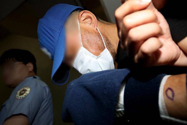 지난달 대구 달서구 한 아파트에 침입해 스토킹하던 50대 여성을 흉기로 살해하고 도주한 혐의를 받는 피의자 A씨가 6월 16일 대구지방법원 서부지원에 출석해 구속 전 피의자 심문(영장실질심사)을 마친 뒤 법원을 떠나고 있다. 대구=뉴스1