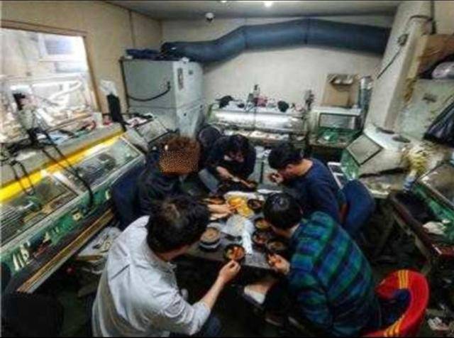 서울 종로구 소재 한 귀금속 공장에서 일하는 주얼리 노동자들이 점심을 먹는 모습. 창문 하나 없는 비좁은 공간이다. 금속노조 주얼리분회