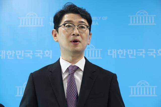 주진우 국민의힘 의원이 28일 서울 여의도 국회 소통관에서 당 혁신안 발표 기자회견을 마친 뒤 취재진 질문에 답하고 있다. 뉴시스