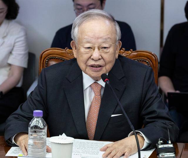 14일 서울 마포구 한국경영자총협회에서 열린 더불어민주당 환경노동위원회·경제 6단체 노동 정책간담회에서 손경식 경총 회장이 노란봉투법과 관련 경제단체의 입장을 말하고 있다. 연합뉴스