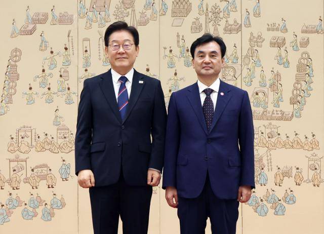 이재명 대통령이 28일 서울 용산 대통령실 청사에서 안규백 신임 국방부 장관에게 임명장을 수여한 뒤 기념촬영 하고 있다. 2025.07.28. 왕태석 선임기자