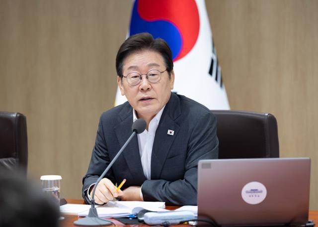 이재명 대통령이 29일 서울 용산 대통령실 청사에서 열린 국무회의에서 중대재해 근절대책 등에 관한 토론을 하고 있다. 대통령실 제공