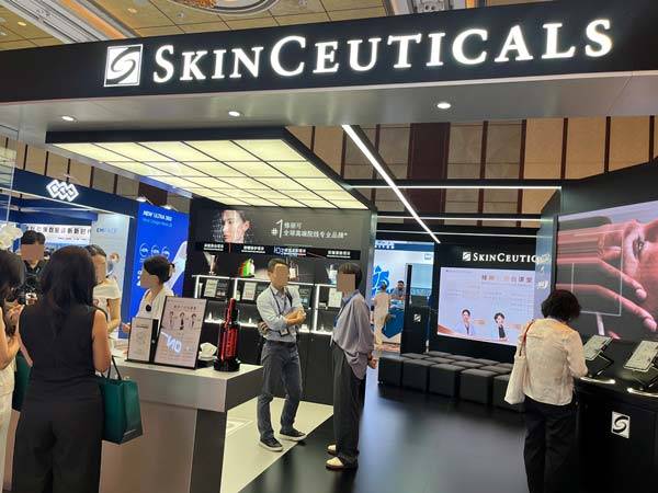 ‘IMCAS 2025’​​ ​전시 내 스킨수티컬즈 부스​에서 참가자들이 제품을 테스트해보고 있다./사진=신소영 기자