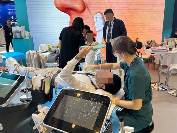 IMCAS​ 2025 현장에서 리프팅 시술을​ 시연하고 있는 모습./사진=신소영 기자