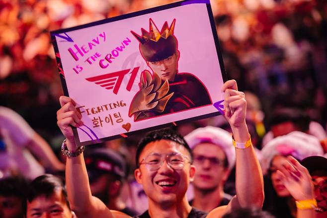 이달 중순 캐나다 밴쿠어에서 열린 'MSI 2025'에서 '페이커' 이상혁을 응원하고 있는 팬. 라이엇 게임즈 제공