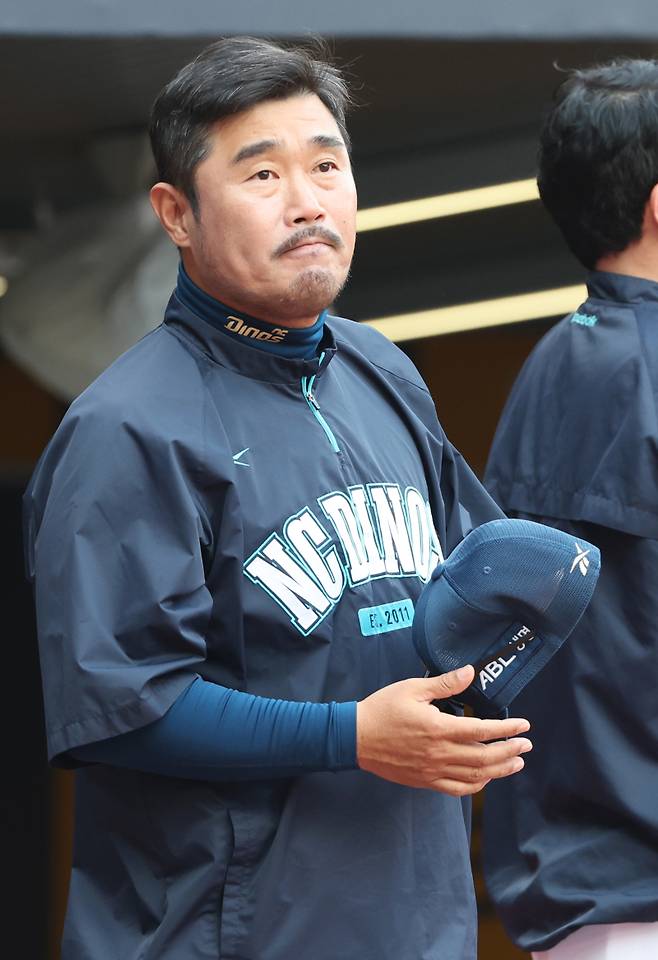 2025 KB0리그 프로야구 SSG랜더스와 NC다이노스의 경기가 29일 오후 인천SSG랜더스필드에서 열렸다. NC 이호준 감독이 경기 전 더그아웃에 서 있다. 인천=김민규 기자 mgkim1@edaily.co.kr /2025.05.29/