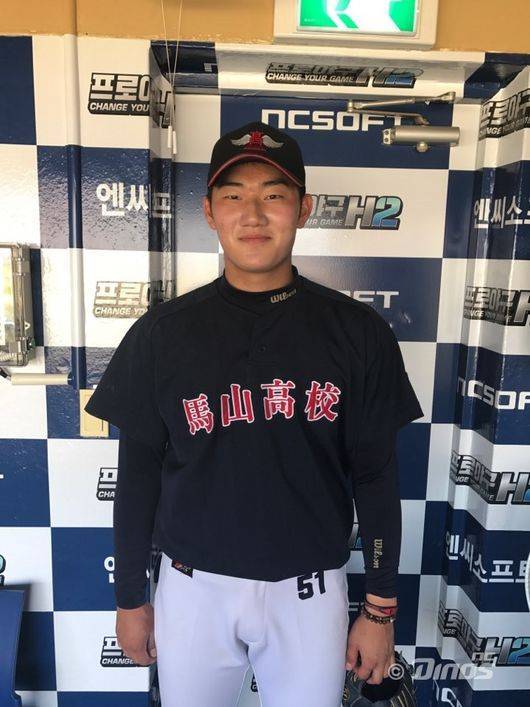 2018년 1차 지명으로 NC 입단이 확정된 김시훈이 마산야구장을 방문, 기념 사진을 찍고 있다. NC 제공