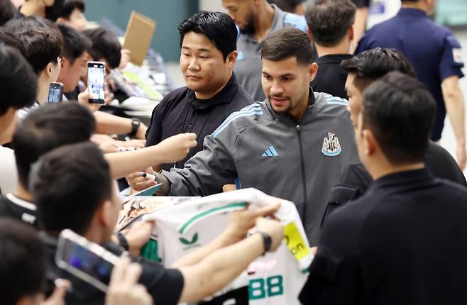 <yonhap photo-5800=""> '뉴캐슬' 브루노 기마랑이스, 입국 (영정도=연합뉴스) 윤동진 기자 = 잉글랜드 프리미어리그 뉴캐슬 유나이티드(잉글랜드) 브루노 기마랑이스가 28일 인천국제공항 1터미널을 통해 입국하고 있다. 뉴캐슬은 30일 오후 8시 수원월드컵경기장에서 팀K리그와 친선경기를 치른다. 2025.7.28 mon@yna.co.kr/2025-07-28 21:37:44/ <저작권자 ⓒ 1980-2025 ㈜연합뉴스. 무단 전재 재배포 금지, AI 학습 및 활용 금지></yonhap>