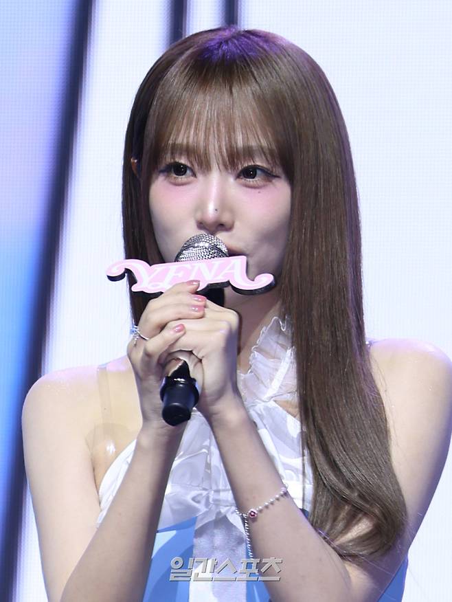 가수 최예나가 29일 오후 서울 용산구 블루스퀘어에서 열린 네 번째 미니 앨범 'Blooming Wings(블루밍 윙스)' 발매 기념 쇼케이스에 참석해 인사말을 하고 있다. 타이틀곡 ‘착하다는 말이 제일 싫어’는 화려한 스트링과 악기들이 한여름 불꽃놀이처럼 펼쳐지는 곡이다. 서병수 기자 qudtn@edaily.co.kr /2025.07.29/