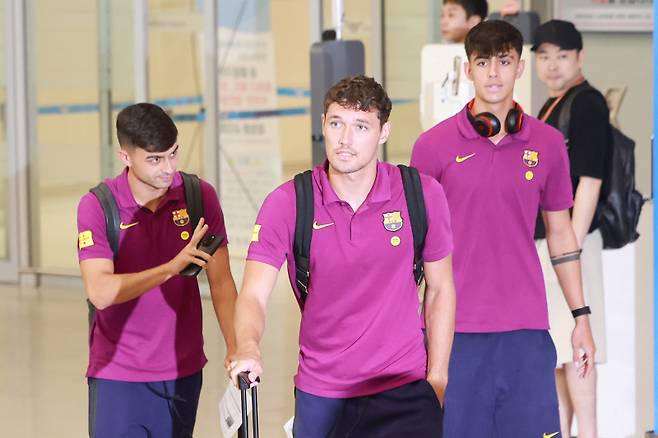 <yonhap photo-4005=""> 한국 찾은 바르셀로나 (영종도=연합뉴스) 신현우 기자 = 프리시즌 투어 중인 스페인 프로축구 FC바르셀로나의 페드리(왼쪽부터), 안드레아스 크리스텐센, 마르크 베르날이 29일 인천국제공항 제2여객터미널을 통해 입국하고 있다. 바르셀로나는 오는 31일 오후 8시 서울월드컵경기장에서 K리그1 FC서울과, 8월 4일 오후 8시 대구스타디움에서 K리그1 대구FC와 차례로 맞붙을 예정이다. 2025.7.29 nowwego@yna.co.kr/2025-07-29 14:22:16/ <저작권자 ⓒ 1980-2025 ㈜연합뉴스. 무단 전재 재배포 금지, AI 학습 및 활용 금지></yonhap>