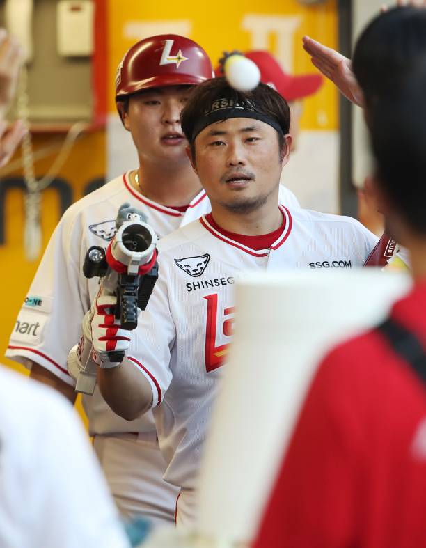 29일 인천 키움전에서 시즌 2호 홈런을 때려낸 이지영이 더그아웃에서 세리머니를 하고 있다. SSG 제공