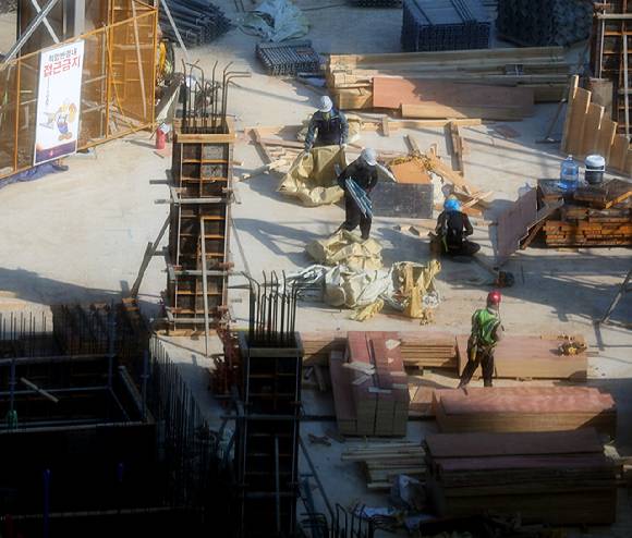 한 아파트 공사현장에서 노동자들이 작업하고 있다. [사진=연합뉴스]