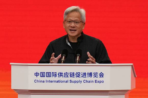 16일 중국 베이징에서 열린 제3회 중국 국제 공급망 엑스포(CISCE) 개막식에서 엔비디아 CEO 젠슨 황이 무대에 올라 연설하고 있다. [사진=로이터 연합뉴스]