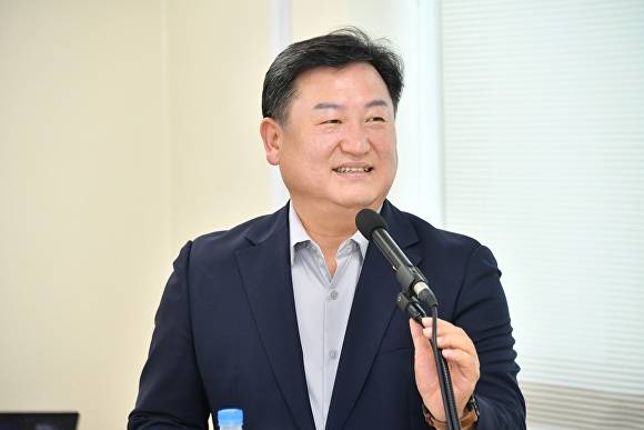 장병국 경남도의원이 29일 도의회 4층 문화강좌실에서 열린 '경남역사문화연구회 정책토론회'에서 인사말을 하고 있다. [사진=경남도의회]