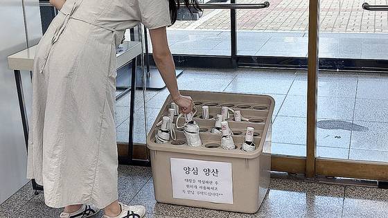 지난 23일 오후 대구 달서구청 민원실에 비치 된 양심양산. 36도까지 기온이 치솟으면서 두 시간 만에 절반이 동났다. 백경서 기자