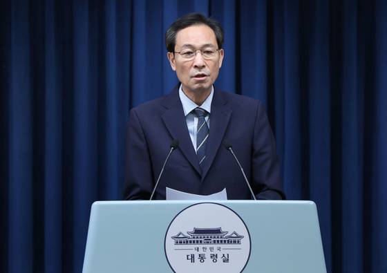 우상호 대통령실 정무수석이 28일 서울 용산 대통령실 청사에서 ‘국민 임명식’ 관련 브리핑을 하고 있다. 대통령실사진기자단