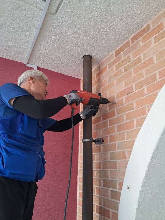 못박기 작업 중인 마을지킴이. 사진 울산 동구