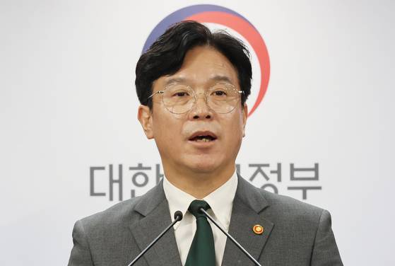 김영훈 고용노동부 장관이 29일 서울 종로구 정부서울청사에서 노동조합 및 노동관계조정법 개정안(노란봉투법) 관련 브리핑을 진행 중이다. 연합뉴스