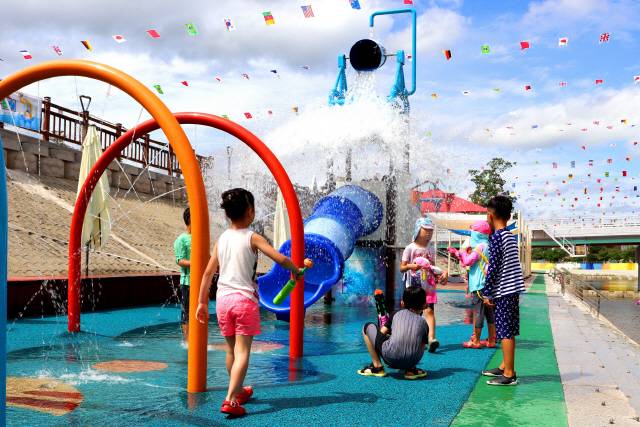 ▲ 철원군이 놀이공간 제공을 위해 운영하고 있는 ‘용화천 수변길 물놀이장’. 강원도민일보 자료사진