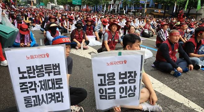 7월 19일 서울 중구 을지로 입구역 인근에서 열린 2025민주노총, 총파업ㆍ총력투쟁 대행진 집회에서 참석자들이 구호를 외치고 있다. 사진=연합뉴스