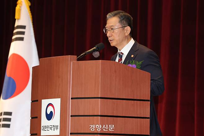 정성호 법무부 장관이 지난 21일 정부과천청사에서 열린 취임식에서 취임사를 하고 있다. 정효진 기자