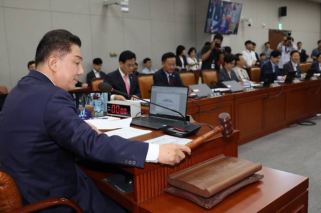 의사봉 두드리는 김병기 운영위원장 29일 국회 운영위원회 전체회의에서 김병기 운영위원장이 의사봉을 두드리고 있다. 연합뉴스