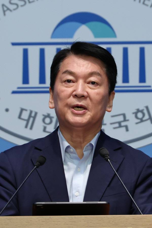 국민의힘 당권주자인 안철수 의원이 28일 서울 여의도 국회 소통관에서 인적쇄신 방안 등 당 혁신안을 발표하고 있다. 연합뉴스
