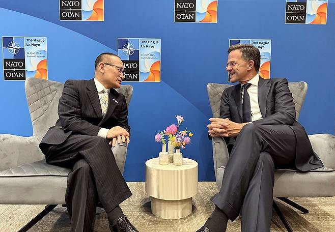 Wi Sung-lac (left), South Korea’s national security adviser, speaks with NATO Secretary-General Mark Rutte at the World Forum Convention Center in The Hague, Netherlands, on June 25. (Presidential Office)