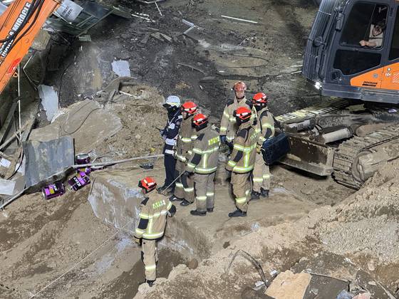 One Posco E&C worker was killed, and an excavator operator from a subcontractor suffered serious injuries, after a tunnel under construction for section 5-2 of the Shinansan Line collapsed in Gwangmyeong, Gyeonggi, on April 16. [YONHAP]