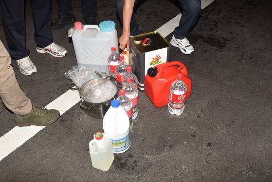 Homemade explosive materials are found at the apartment of a suspect's home in Dobong District, northern Seoul, after he was arrested over the fatal shooting of his son with a homemade firearm at an apartment in Songdo, Incheon, on the same day. [SEOUL METROPOLITAN FIRE AND DISASTER HEADQUARTERS]