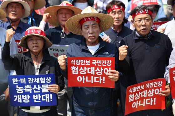 Members of agricultural and livestock groups chant slogans during a rally opposing the opening of Korea’s agricultural market as part of U.S. tariff negotiations near Samgakji Station in Yongsan District, central Seoul, on July 28. [YONHAP]