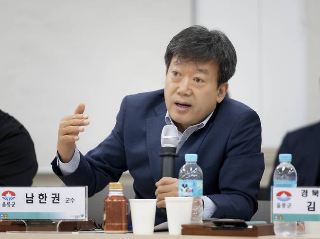 남한권 군수가 향후 계획을 설명하고 있다. 울릉군 제공