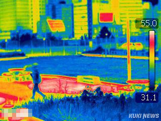 열화상 카메라로 촬영한 '서울역 옥상정원' 전경열화상카메라(thermal imaging camera)는 물체에서 나오는 적외선 복사 에너지(열)를 감지하여 온도를 시각적으로 보여주는 장비로 눈에 보이지 않는 ‘열’을 이미지로 바꿔주는 장치이다.