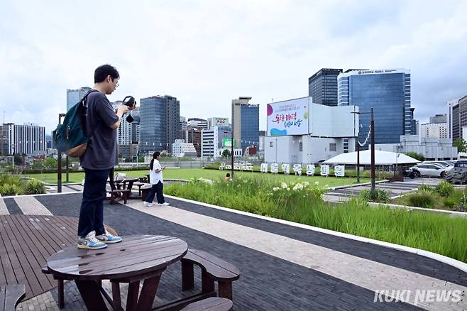 지난 16일 국립산림과학원 생활권도시숲연구센터 서홍덕 박사는 서울역 옥상정원에서 열화상 카메라로 현장을 촬영하며 “가로수 아래에 관목이나 초본을 함께 심으면 나무 그늘 효과가 몇 배로 높아진다. 장기적으로는 복층 가로수나 가로수 터널처럼 기존 가로수를 확대해 시민들의 생활공간 곳곳에 폭염 피난처를 만들어야 한다”고 말했다. 이어 “옥상녹화와 벽면녹화 같은 입체녹화 역시 도심 열섬현상에 실효성 있는 대안이 될 수 있다”고 강조했다.