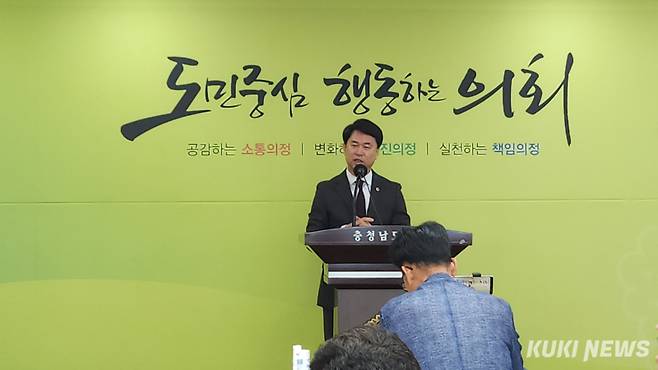 충남도의회 이상근 의원이 29일 도의회 브리핑룸에서 기자회견을 열고, 홍성군이 추진 중인 홍성읍 복개주차장 철거 계획의 즉각 중단과 원점 재검토를 촉구했다.