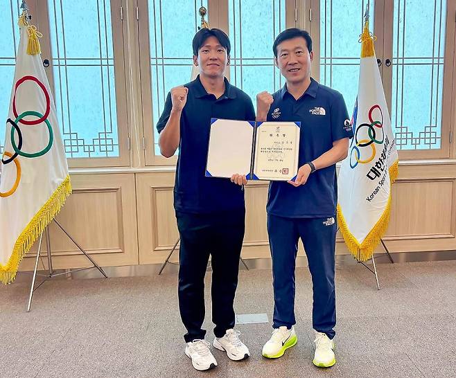 29일 충북 진천선수촌에서 열린 대한체육회 선수위원회 첫 회의에서 김국영 대한체육회 선수위원장(왼쪽)이 김택수 진천선수촌장으로부터 선수위원장 위촉장을 받은 뒤 기념 촬영하고 있다. 연합뉴스