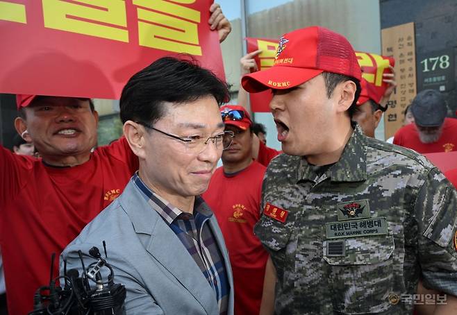 29일 업무상과실치사상 사건 신속 결정 요청서 제출을 위해 서울 서초구 순직해병특검을 방문한 임성근 전 해병대 1사단장이 해병대예비역연대 회원들의 항의를 받고 있다.