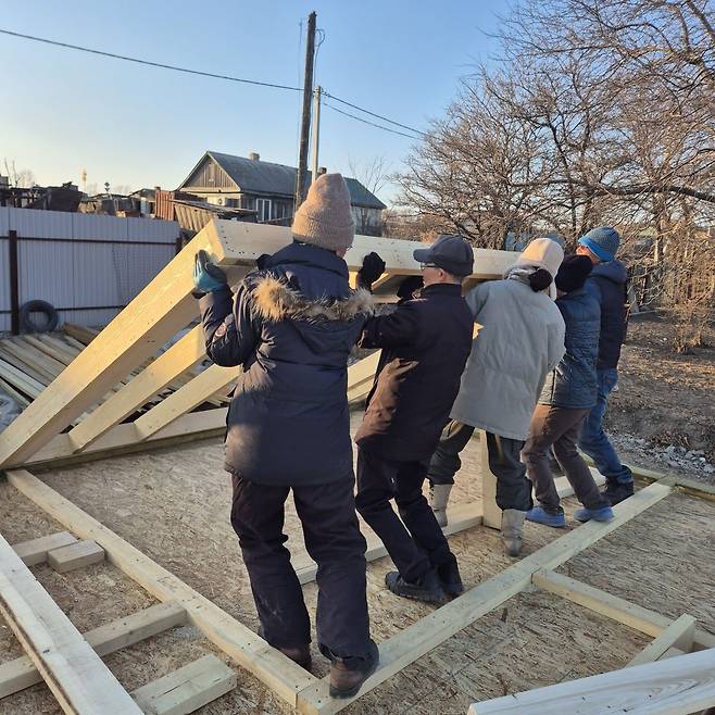 북한 선교의 전초기지가 될 ‘연해주 예수원 아둘람 공동체’를 짓고 있는 선교사들과 동역자들의 모습. 이들은 직접 땀 흘리며 미래를 위한 선교 기지를 세우고 있다. 심 선교사 제공