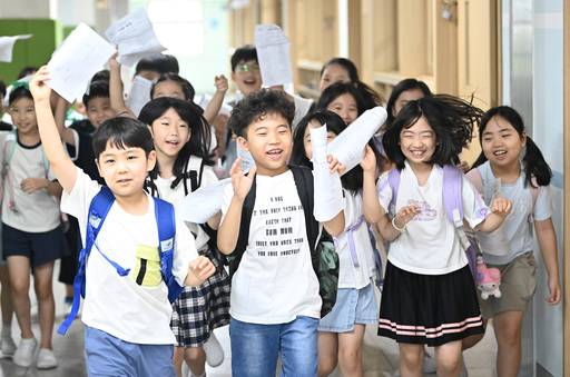 경기 수원시 영통구 망포초등학교 학생들이 지난 25일 열린 여름 방학식이 끝난 뒤 환하게 웃으며 하교하고 있다. 뉴시스