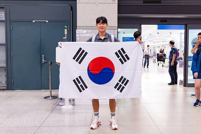 뉴캐슬의 박승수가 지난 28일 인천국제공항 1터미널을 통해 입국해 태극기를 펼쳐 보이고 있다. 쿠팡플레이 제공