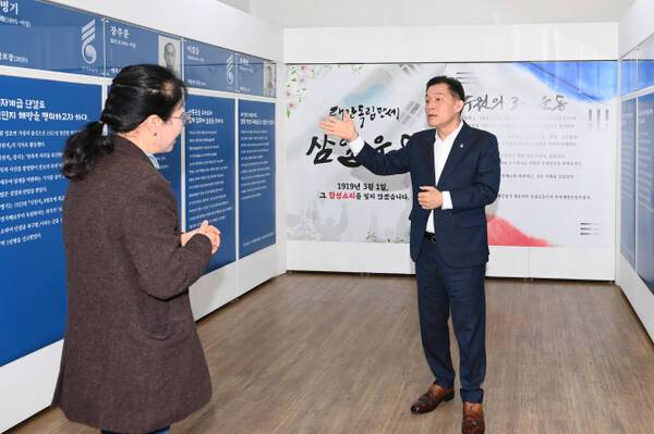 이재준 수원시장이 수원시가 발굴한 13인의 독립운동가 전시를 관람하고 있다. 수원시 제공