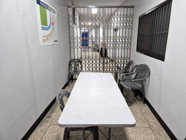 수원FC 홈구장 수원종합운동장이 원정팀 감독실 부재해 ‘복도 회의’ 등으로 비판을 받아온 가운데, 감독실 마련 등 원정팀 전용 시설 개선에 본격 착수했다. 경기일보DB