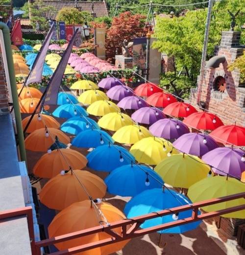 여주 루덴시아 하늘을 수놓은 형형색색의 우산 포토존. 루덴시아 제공