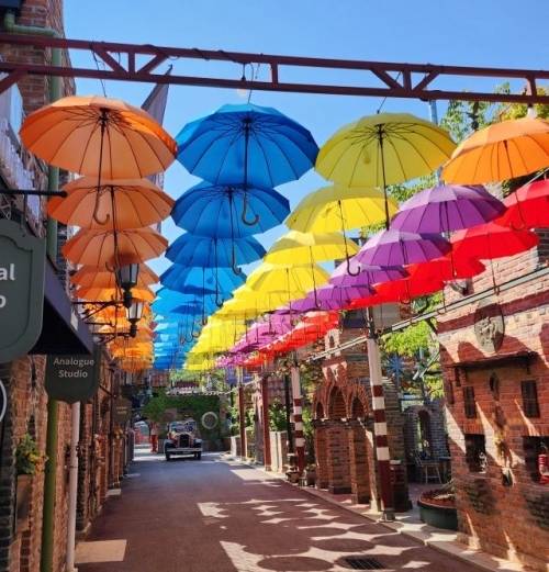 여주 루덴시아 하늘을 수놓은 형형색색의 우산 포토존. 루덴시아 제공